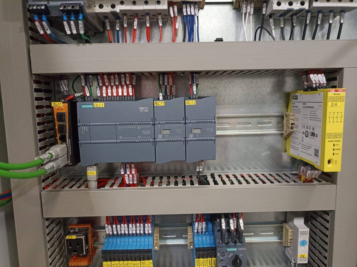 Tablero de control Siemens S7-1200 con VFD ABB