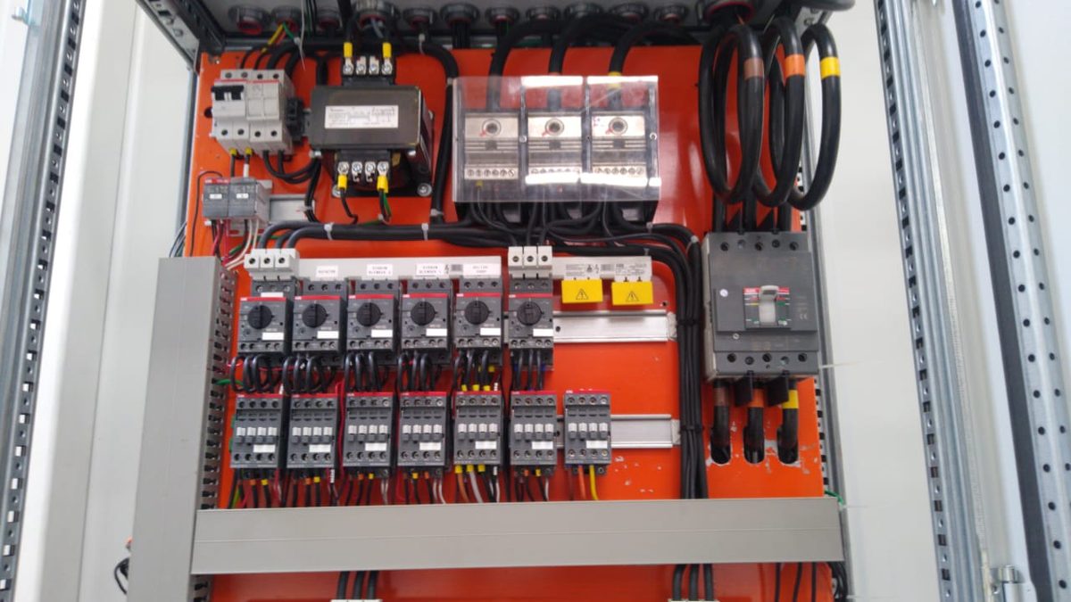 Tablero eléctrico industrial con contactores ABB